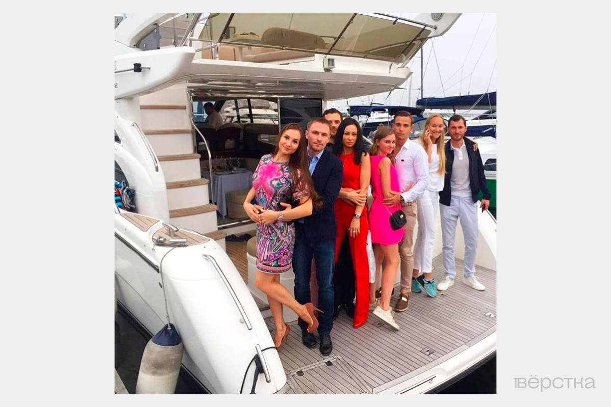 Анастасия Комолова с&nbsp;Андреем Скобовым и&nbsp;Василиса Комолова с&nbsp;Даниилом Ромашовым на&nbsp;яхте во&nbsp;время выпускного