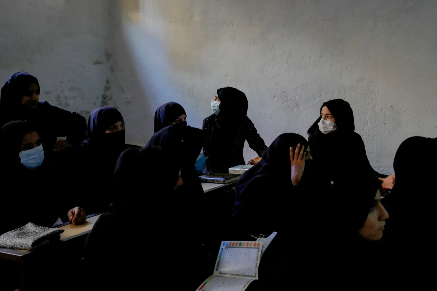 Афганские женщины учатся читать Коран в&nbsp;медресе (религиозной школе) в&nbsp;Кабуле, Афганистан
