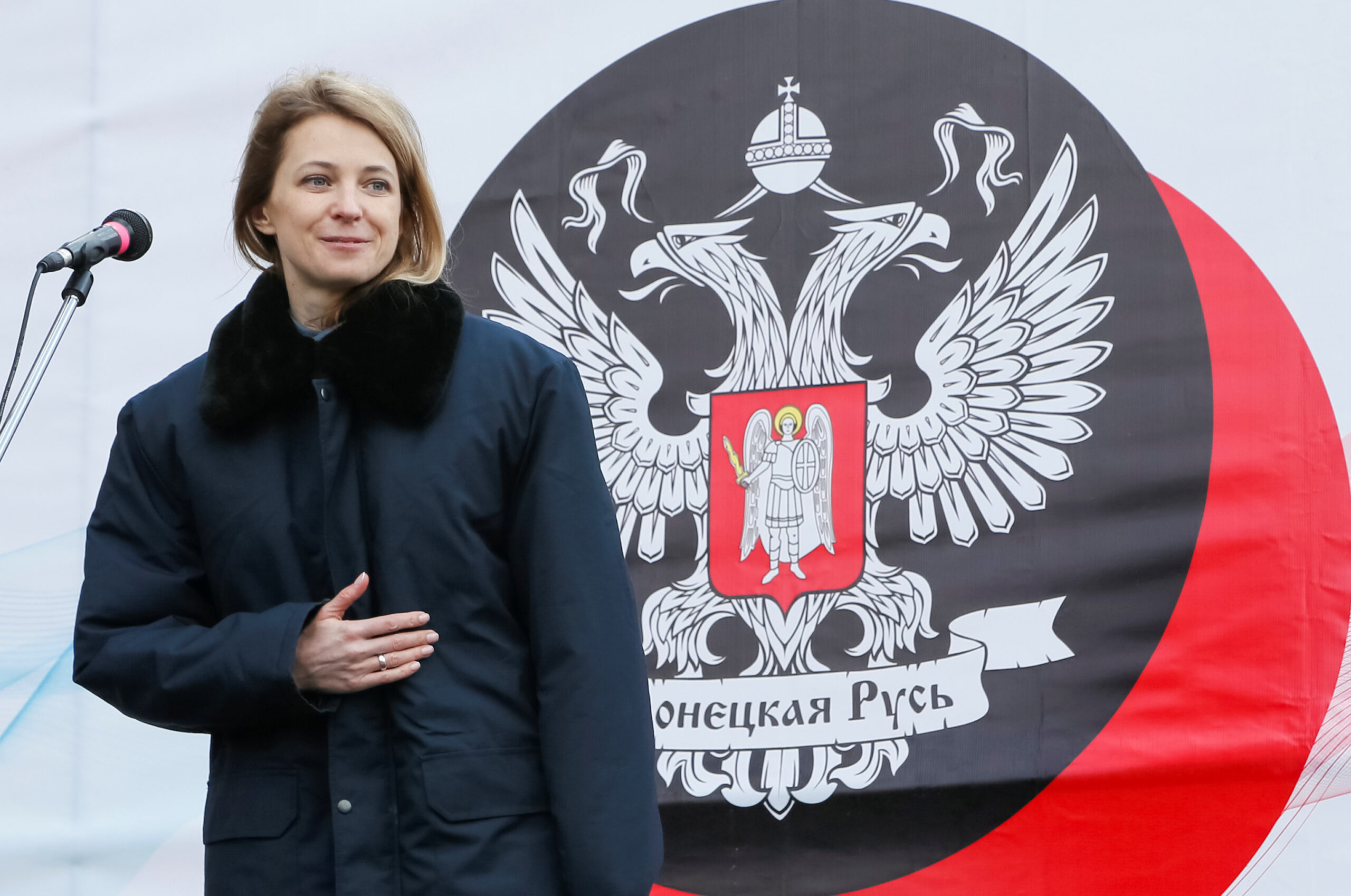 Некогда Наталья Поклонская участвовала в&nbsp;крестных ходах с&nbsp;иконой Николая&nbsp;II, сейчас позирует на&nbsp;фоне неоязыческих рун