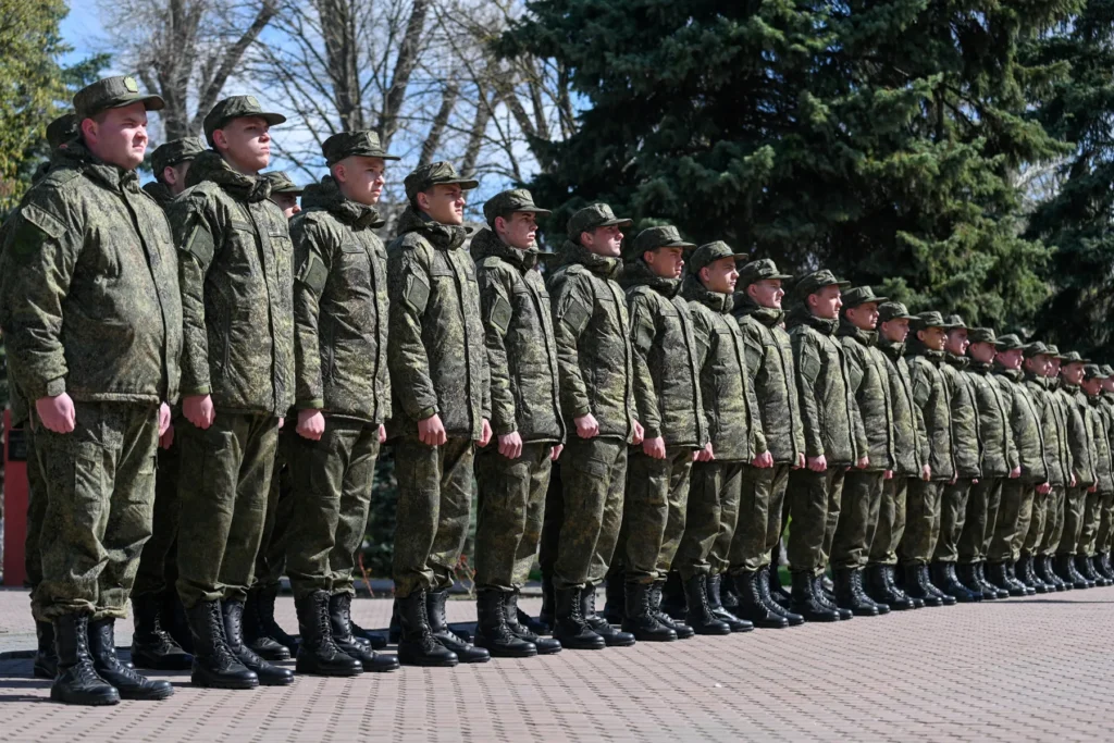 Российские призывники, призванные на&nbsp;военную службу, выстраиваются в&nbsp;строй во&nbsp;время торжественной церемонии перед отправкой в&nbsp;​​гарнизоны