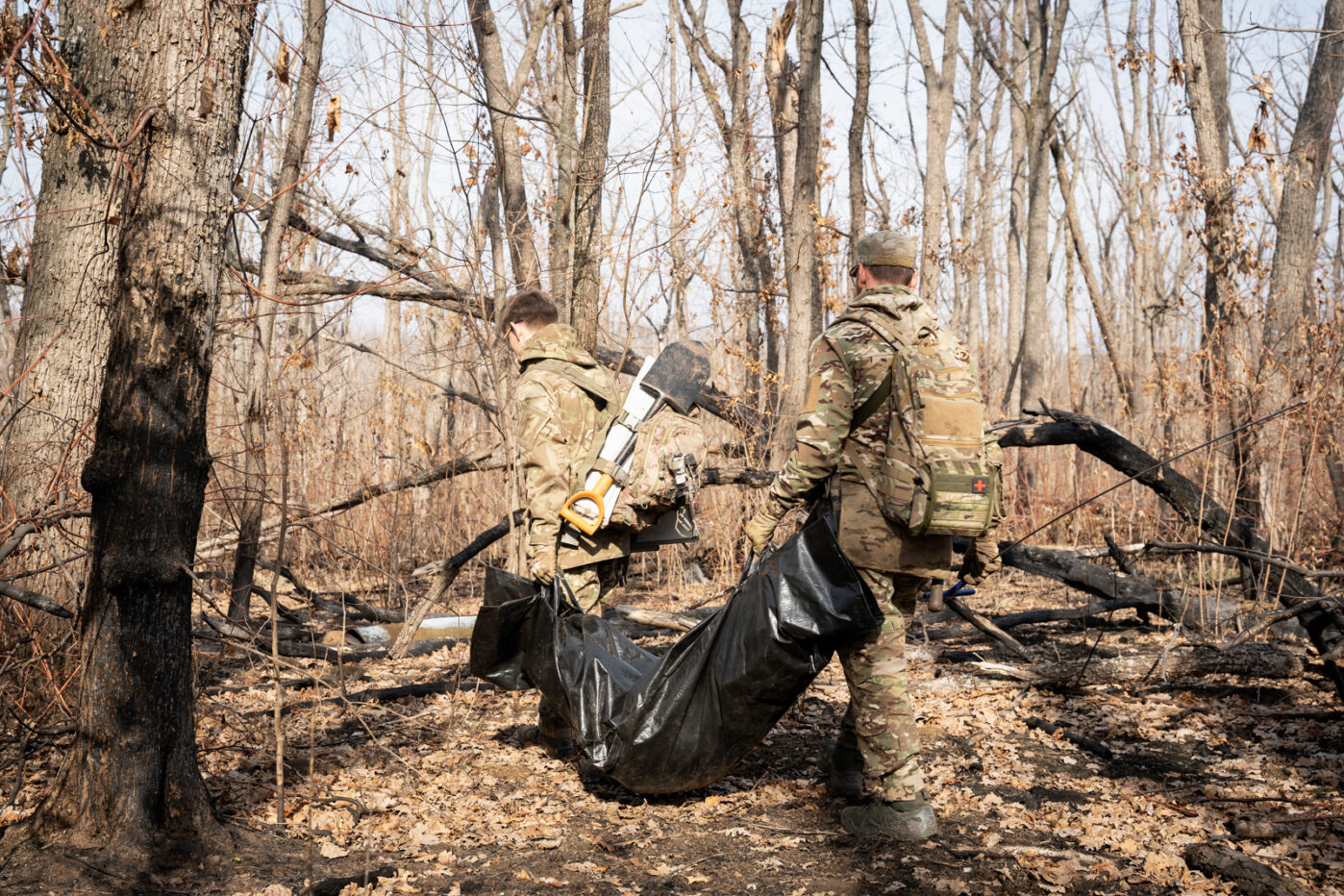 Волонтёры украинской организации «Плацдарм» несут останки погибшего российского солдата в&nbsp;Донецкой области, Украина, 11&nbsp;марта 2025&nbsp;года. Фото: Alfons Cabrera/NurPhoto/via Reuters Connect.