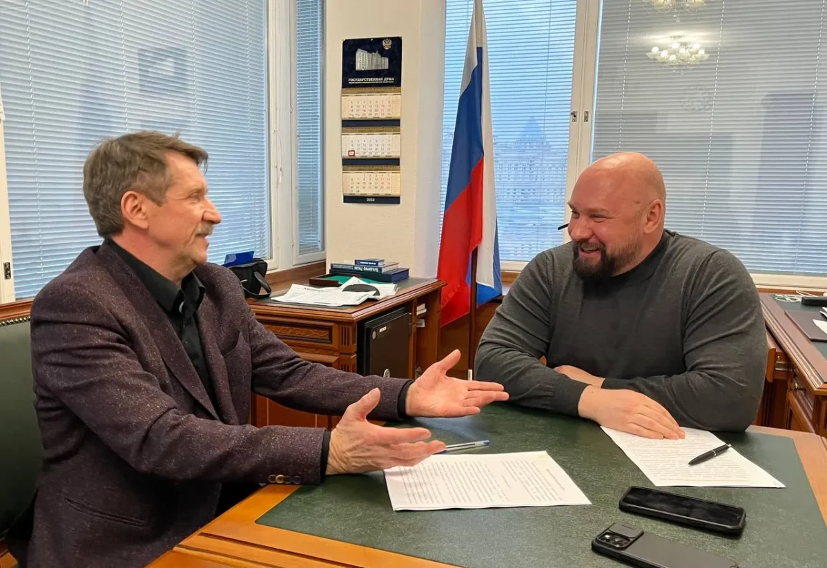 Виктор Бут и&nbsp;депутат от&nbsp;партии ЛДПР Владимир Кошелев во&nbsp;время встречи 24&nbsp;января 2023 года