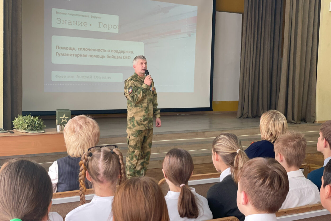 Доброволец Андрей Фетисов выступает в&nbsp;честь 9&nbsp;мая перед учащимися школы в&nbsp;Волхове, Ленинградская область