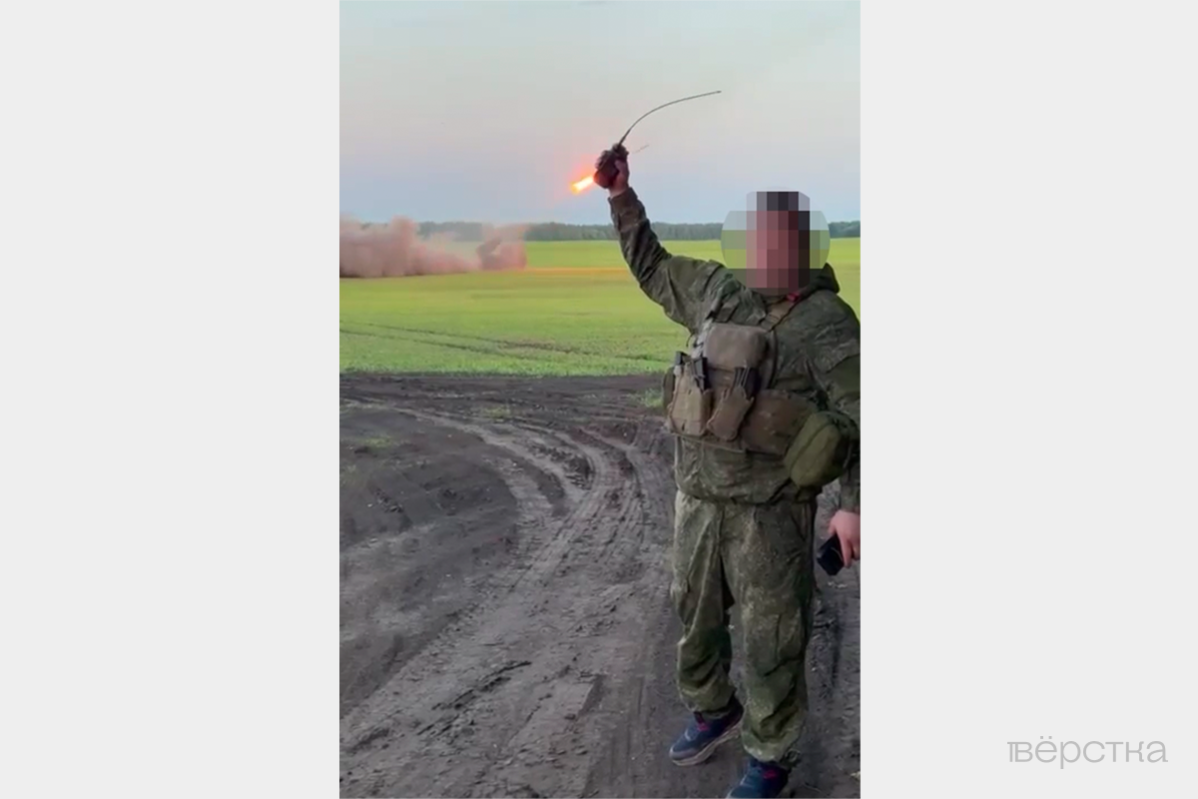 Военный с&nbsp;заблюренным лицом с&nbsp;криком «За&nbsp;«Лесту» дает команду к&nbsp;залпу из&nbsp;орудий