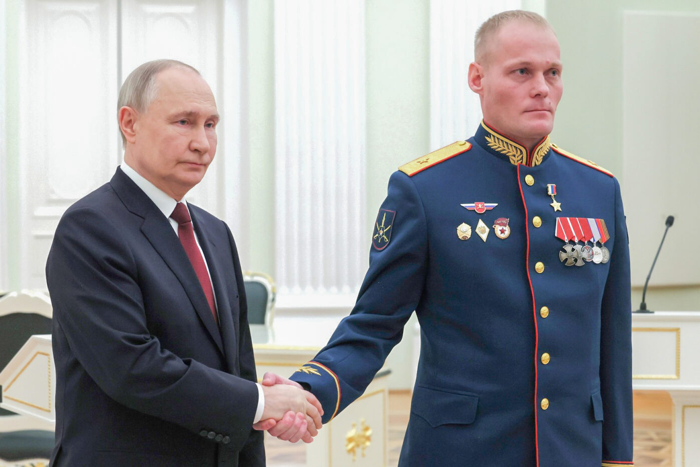 Путин во&nbsp;время вручения генерал-майору Андрею Буйлову награды Герой России