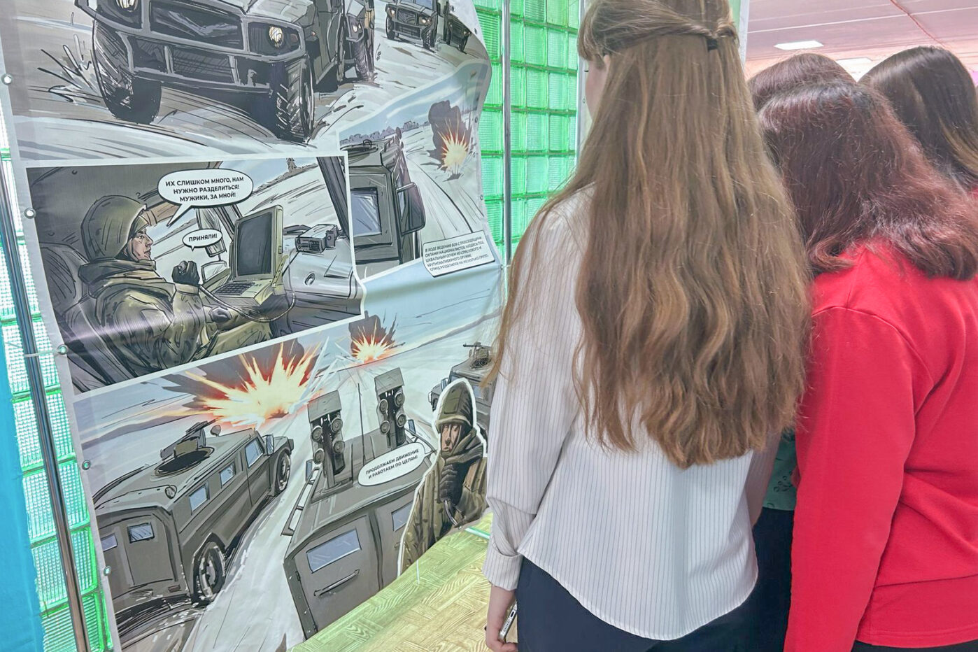 Комиксы про участников «СВО»: школьницы на&nbsp;открытии передвижной выставки «Герои спецоперации» от&nbsp;факультета анимации университета «Синергия» в&nbsp;Kaзанской школе Баганского района