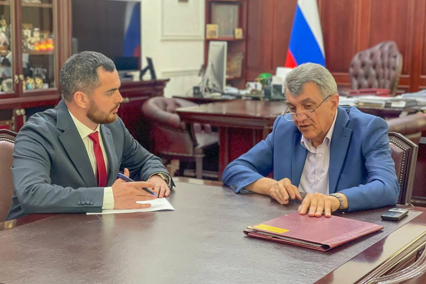 Гвардии майор Юрий Абаев на&nbsp;встрече с&nbsp;главой республики Северная Осетия Сергеем Меняйло