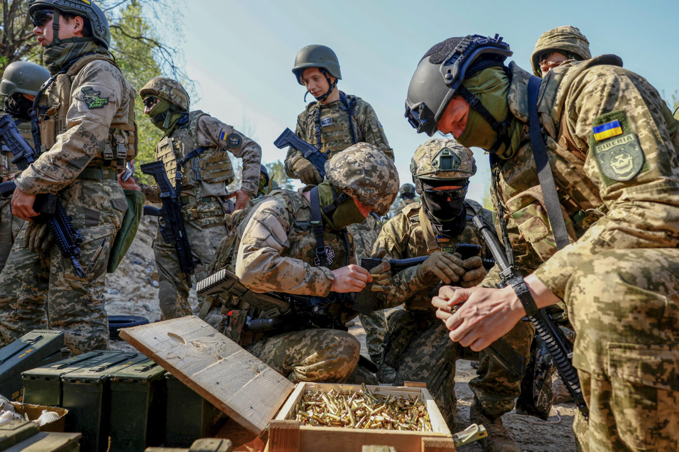 Бойцы «Сибирского батальона» заряжают боеприпасы в&nbsp;магазины во&nbsp;время военных учений в&nbsp;Киевской области