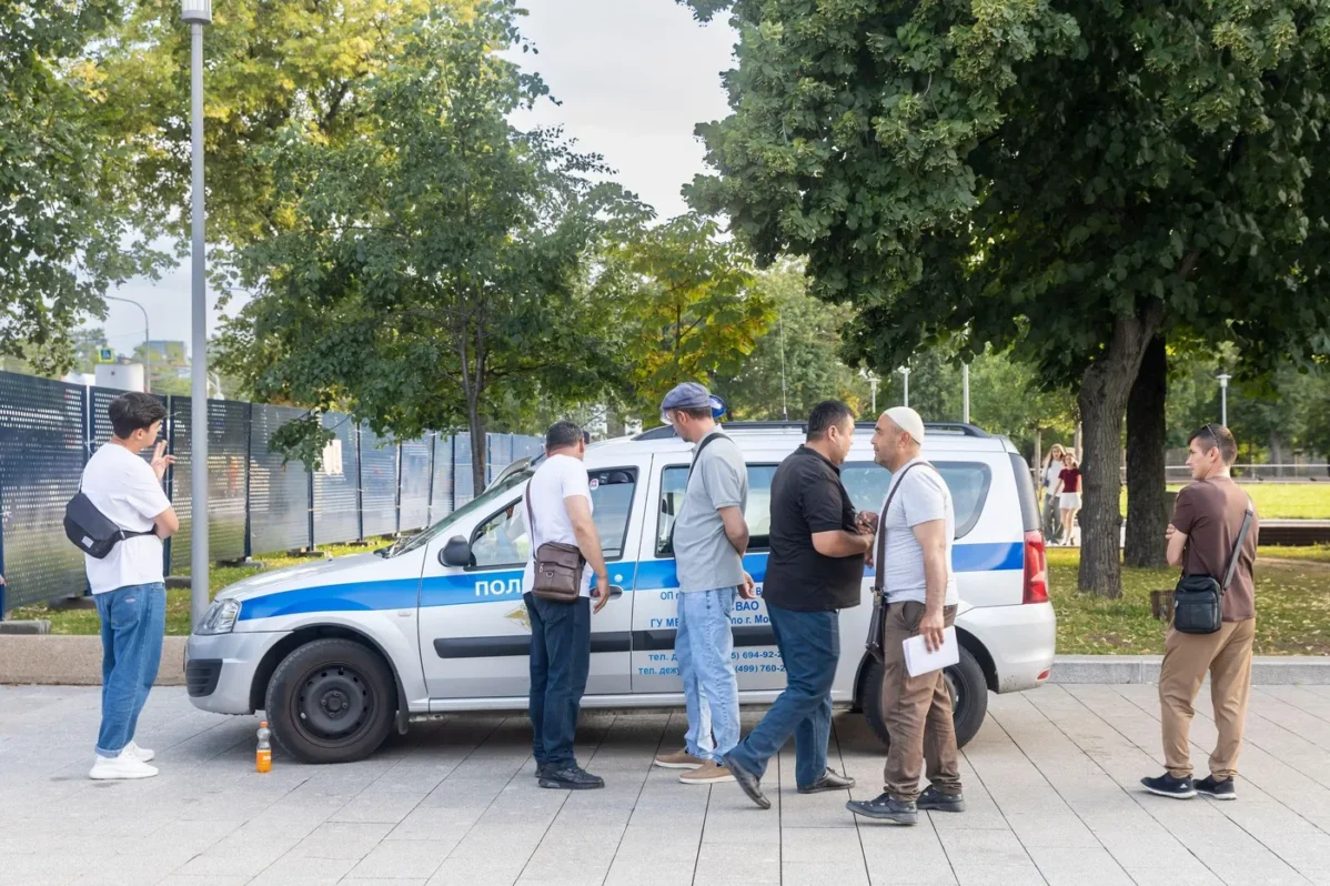 Проверка документы у&nbsp;мигрантов возле ВДНХ в&nbsp;Москве