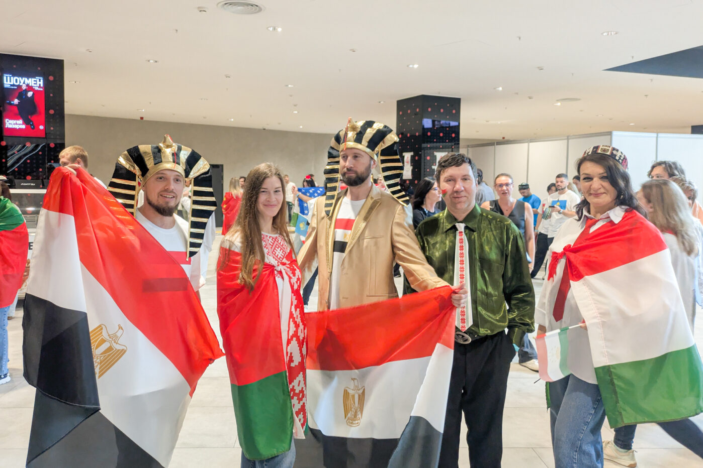 Участники массовки на&nbsp;«Интервидении»&nbsp;— россияне, переодетые в&nbsp;национальные костюмы участвующих в&nbsp;конкурсе стран