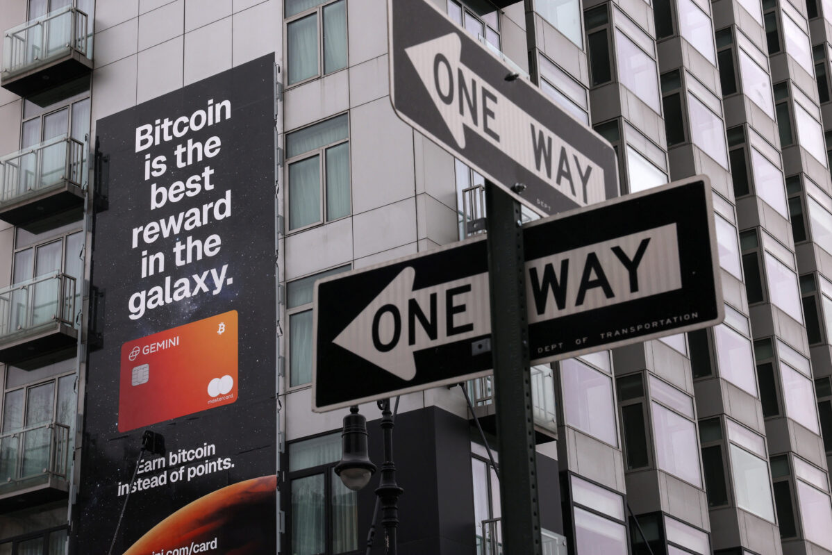 Биткоин опустился к&nbsp;апрельским значениям, «эфир» теряет более четверти стоимости за&nbsp;месяц, а&nbsp;крипто-фонды фиксируют крупнейшие оттоки за&nbsp;год