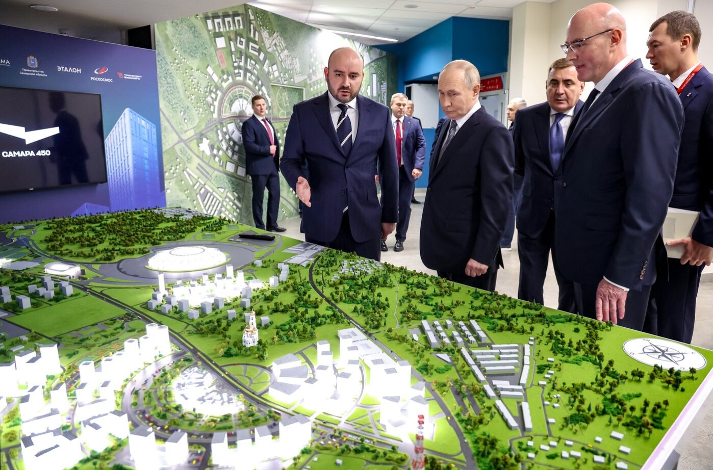 Владимир Путин в&nbsp;сопровождении губернатора Самарской области Вячеслава Федорищева знакомится с&nbsp;проектом демонстрационного и&nbsp;образовательного центра адаптивных видов спорта в&nbsp;Самаре