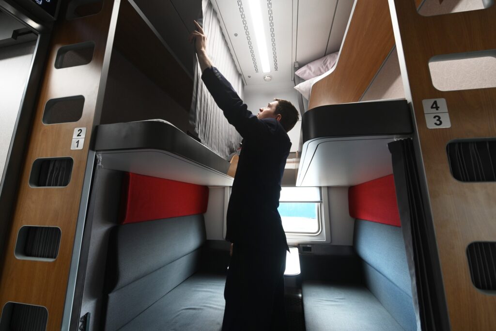 РЖД обещает запустить новое поколение вагонов дальнего следования: купейные, СВ, плацкарт и&nbsp;капсулы