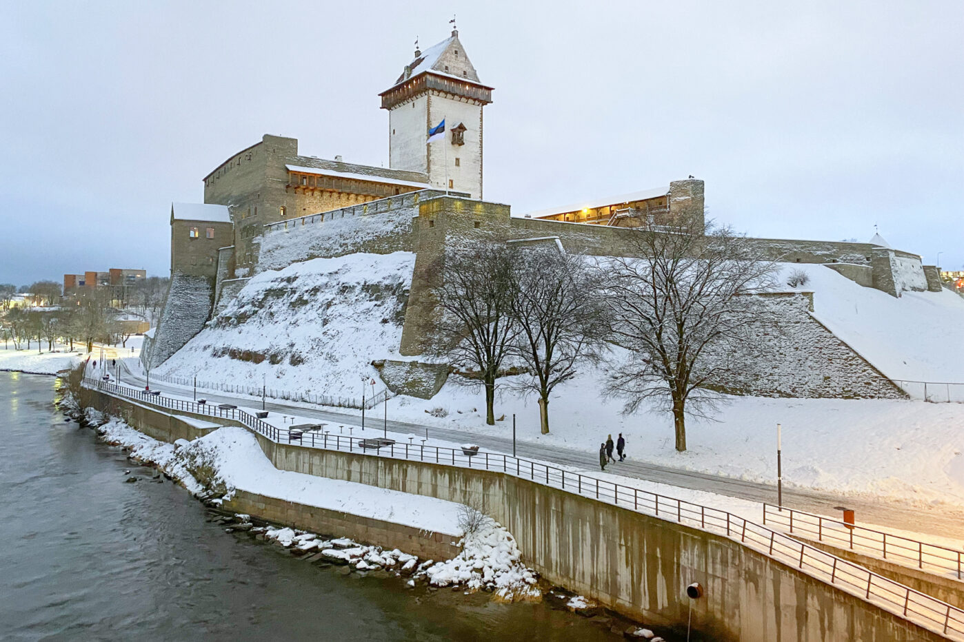 Вид на&nbsp;крепость Германа с&nbsp;пограничного моста, соединяющего эстонский город Нарву с&nbsp;Россией