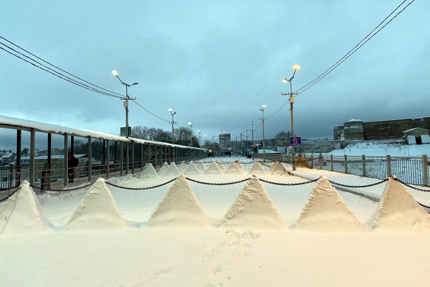 Противотанковые зубы дракона на&nbsp;погранпереходе Иван-город&nbsp;— Нарва между Эстонией и&nbsp;Россией