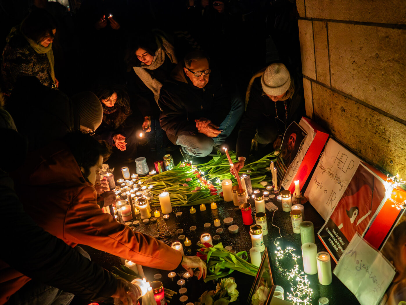 В&nbsp;память о&nbsp;погибших во&nbsp;время протестов в&nbsp;Иране, люди в&nbsp;Утрехте приносят свечи