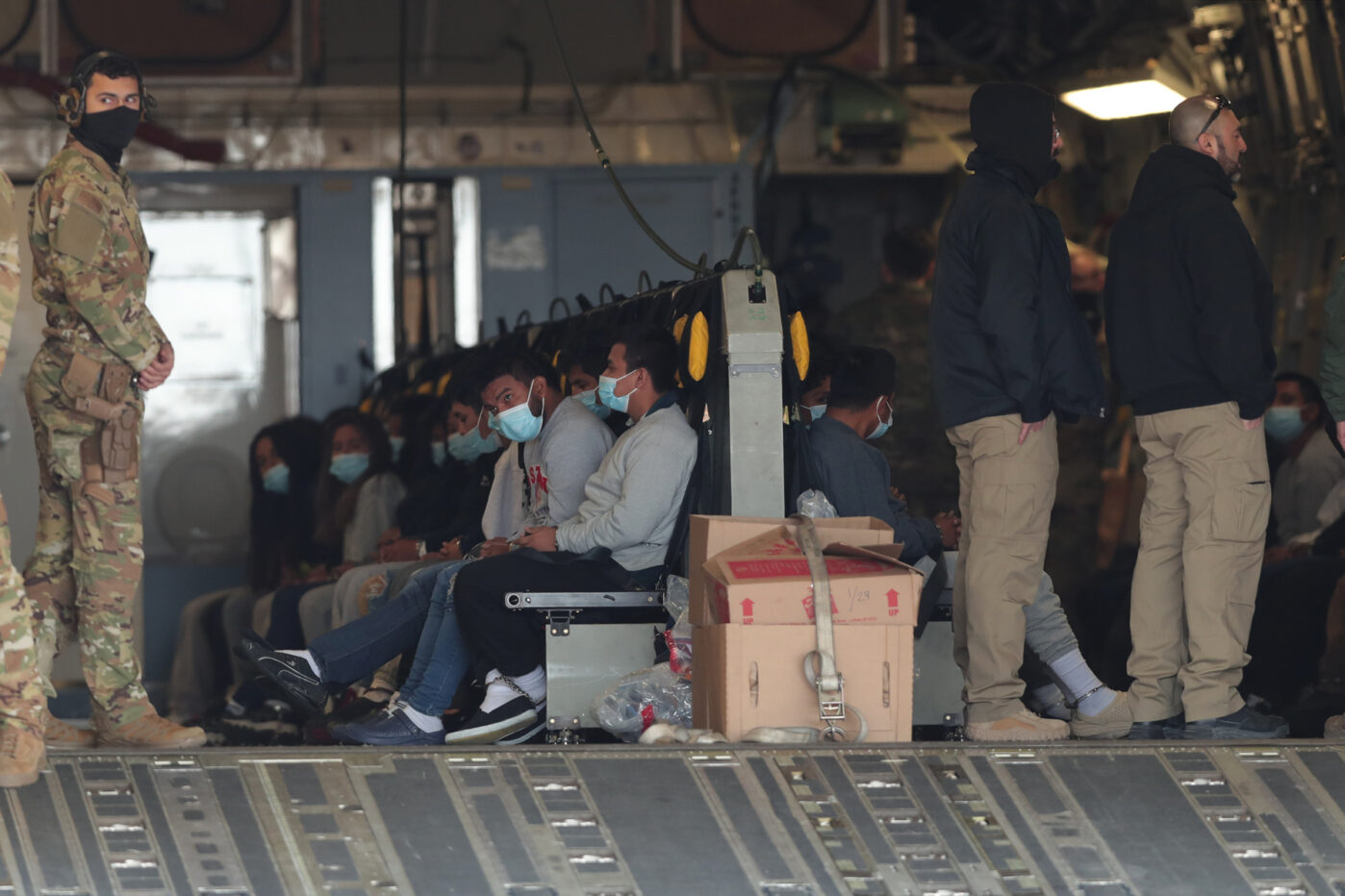 Депортированные из&nbsp;США мигранты ожидают вылета в&nbsp;американском военном самолете на&nbsp;базе в&nbsp;Эль-Пасо, штат Техас