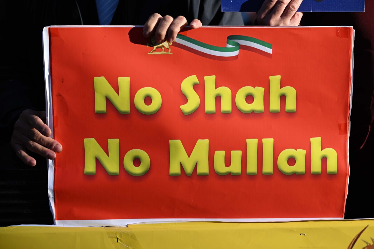 В&nbsp;протестах в&nbsp;Иране принимают участие люди разных политических взглядов. Часть из&nbsp;них поддерживает шахзаде Реза Пехлеви, часть&nbsp;— светскую республику