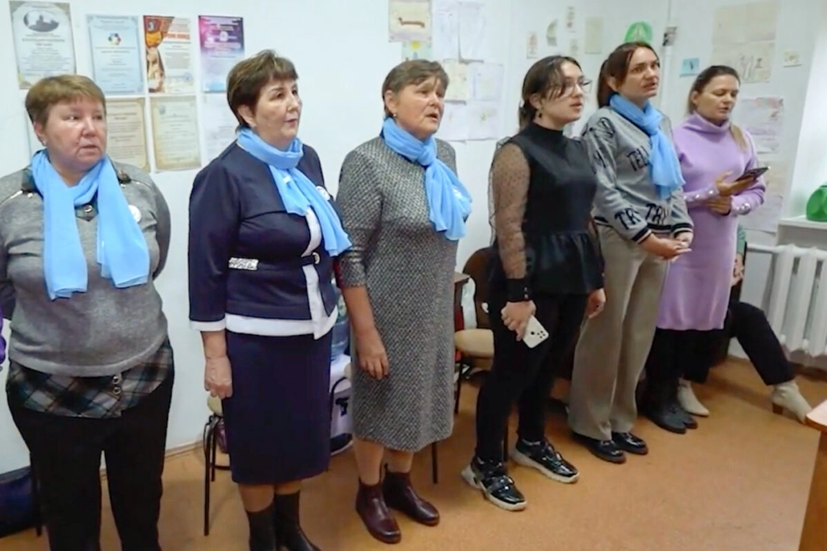 В России появились проекты для поддержки эмоционального состояния родных погибших участников “СВО”: от бесплатной психотерапии и горячих линий до паломнических туров в монастыри и вокальных кружков