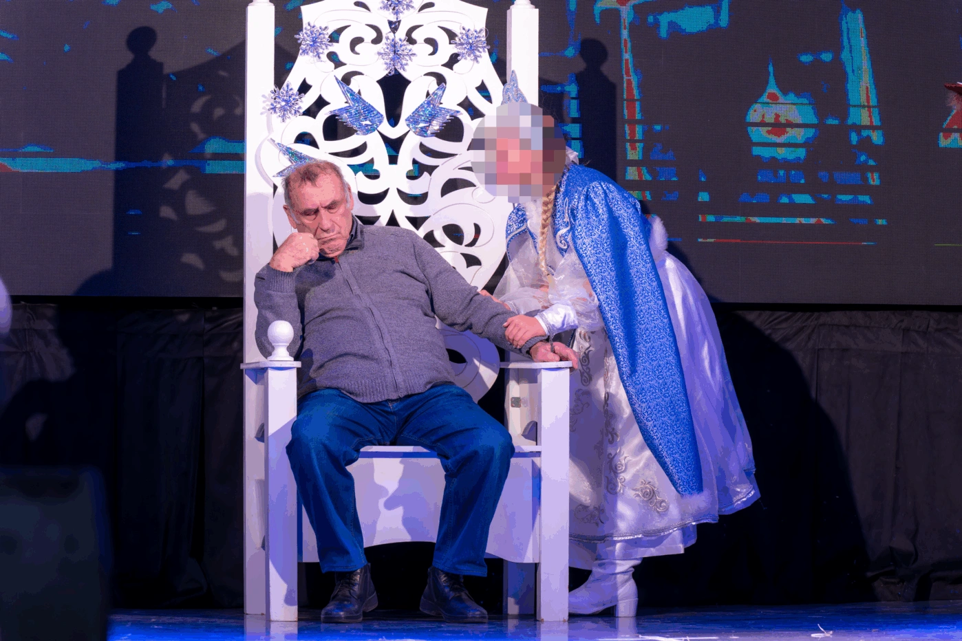 Лидер московского «Разновозрастного отряда Надежда» Ефим Штейнберг на репетиции предновогодней сказки 30 декабря 2025 года