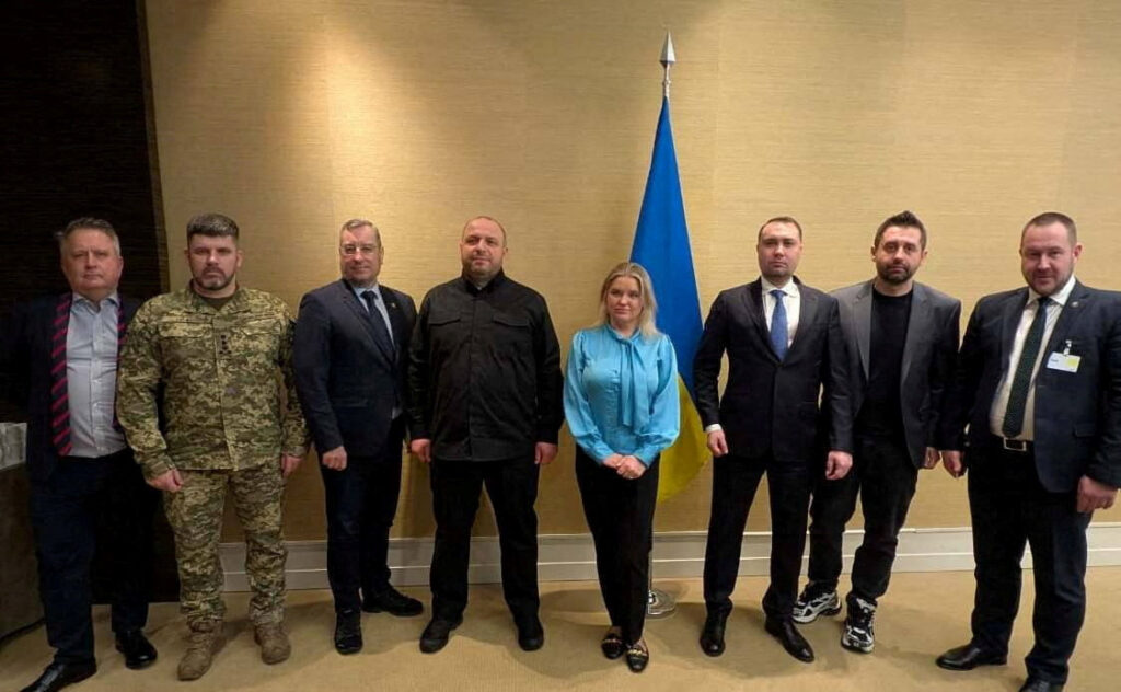 Рустем Умеров и другие члены украинской делегации после встречи с делегациями России и США во время переговоров в Женеве<br />